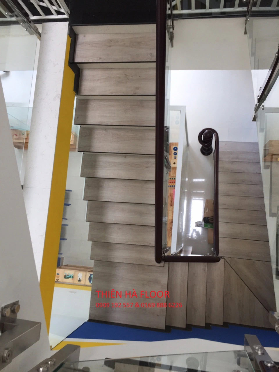 Sàn Nhựa Aimaru A4022 4 Thi công sàn nhựa Aimaru A4022 cho cầu thang