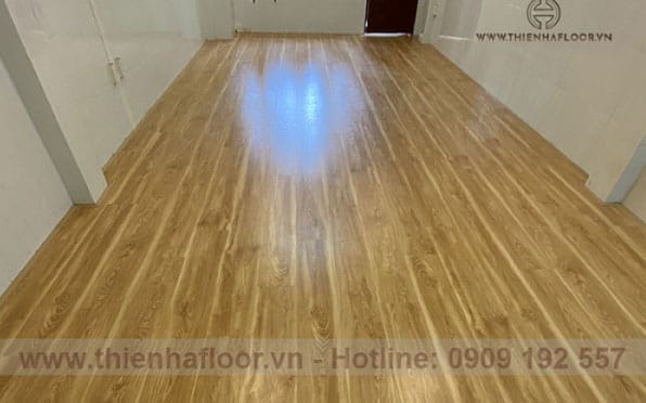 Thi công sàn gỗ Redsun mã R91 tại Quận 1