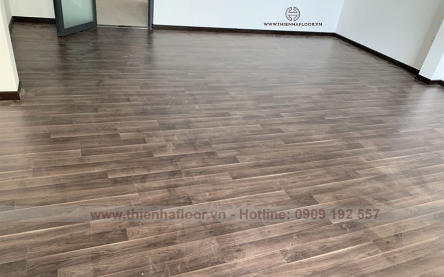 Thi công sàn gỗ Inovar MF860 cho nhà phố tại quận 8, HCM