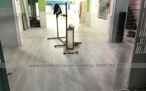 Thi công sàn nhựa Aimaru plus tại Quận 7