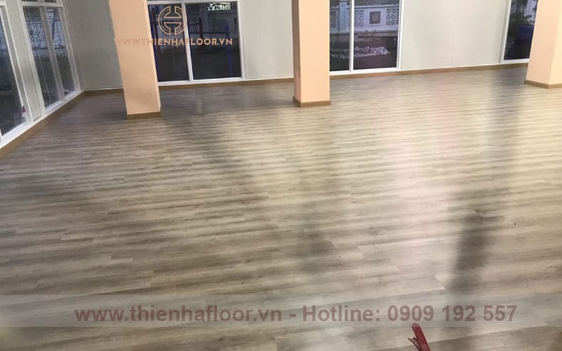 Thi công sàn nhựa Aimaru mã 4218
