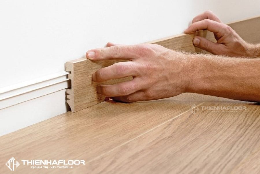 Thi công len tường nhựa giả gỗ PVC