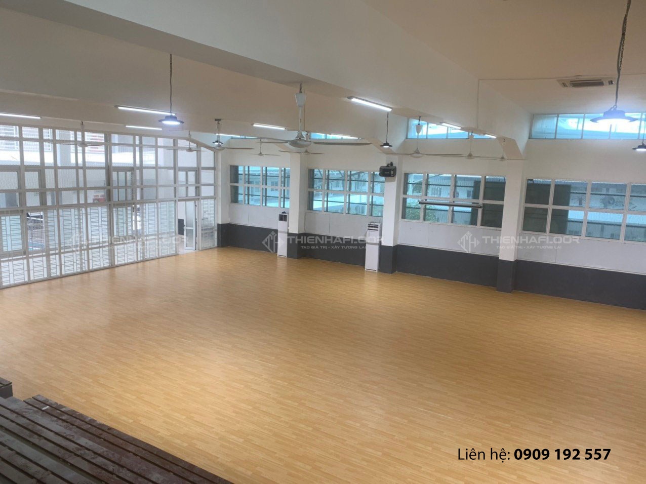 Công trình sàn vinyl thể thao vân gỗ sang trọng, hiện đại