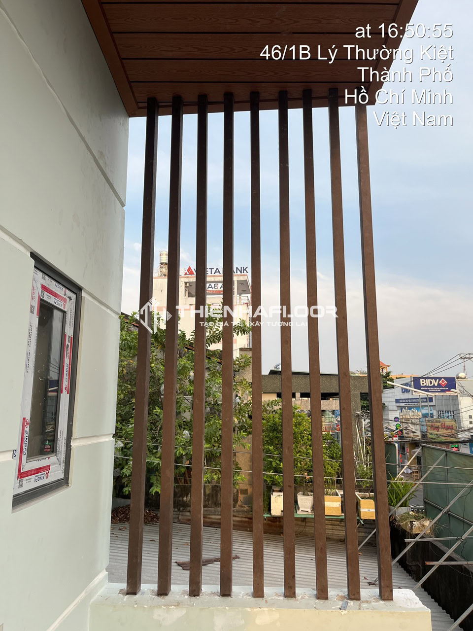 Lam Gỗ Nhựa Ngoài Trời Làm Vách Ngắn Chắn Gió