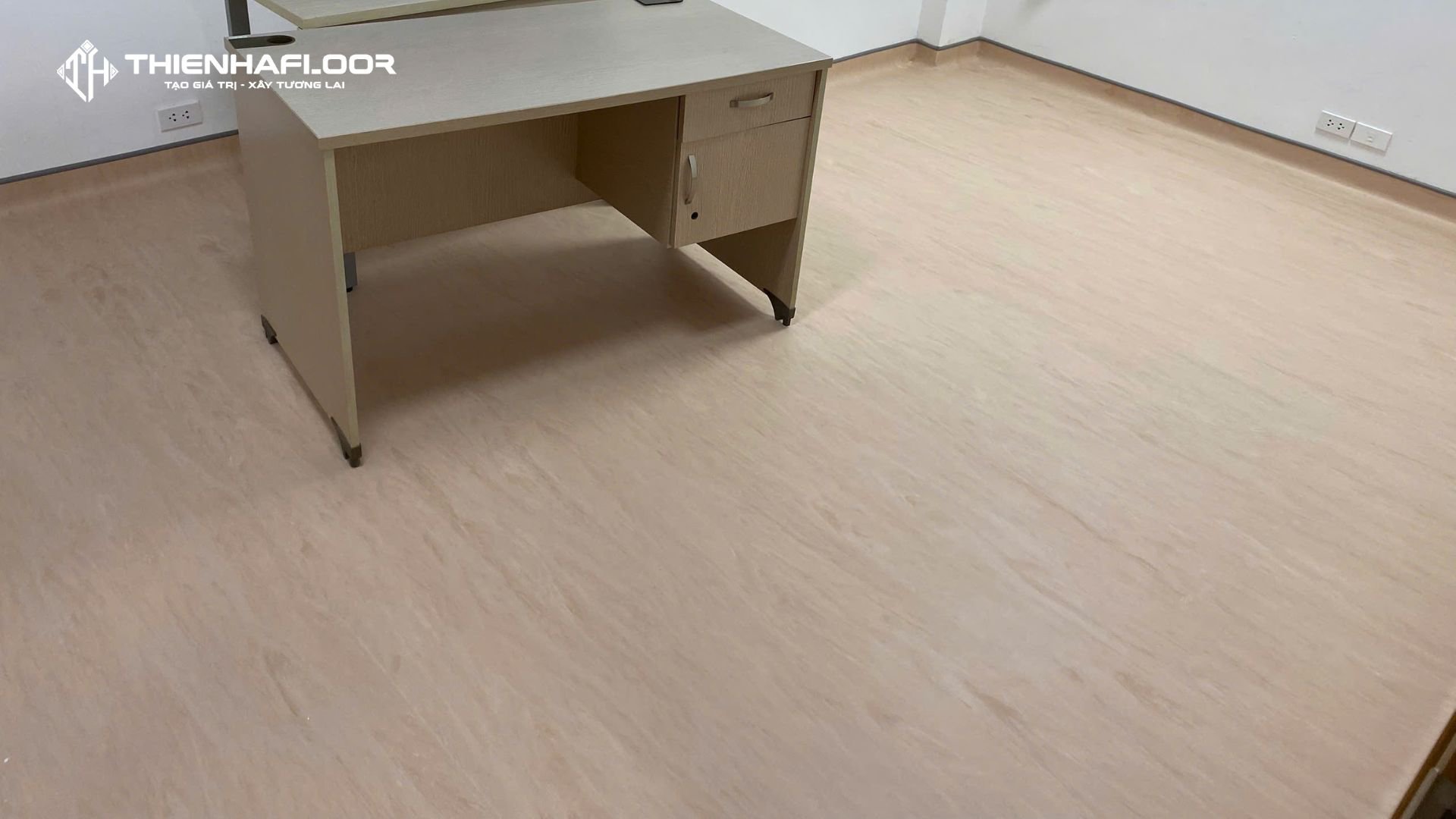 Sàn Vinyl Cuộn Có Bề Mặt Phẳng, Nhẵn Mịn