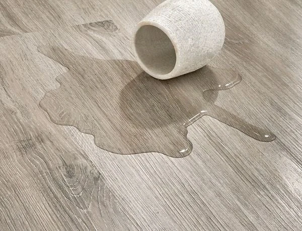 Sàn nhựa hèm khóa chống nước tốt, không lo bong keo Sàn nhựa hèm khóa chống nước tốt, không lo bong keo