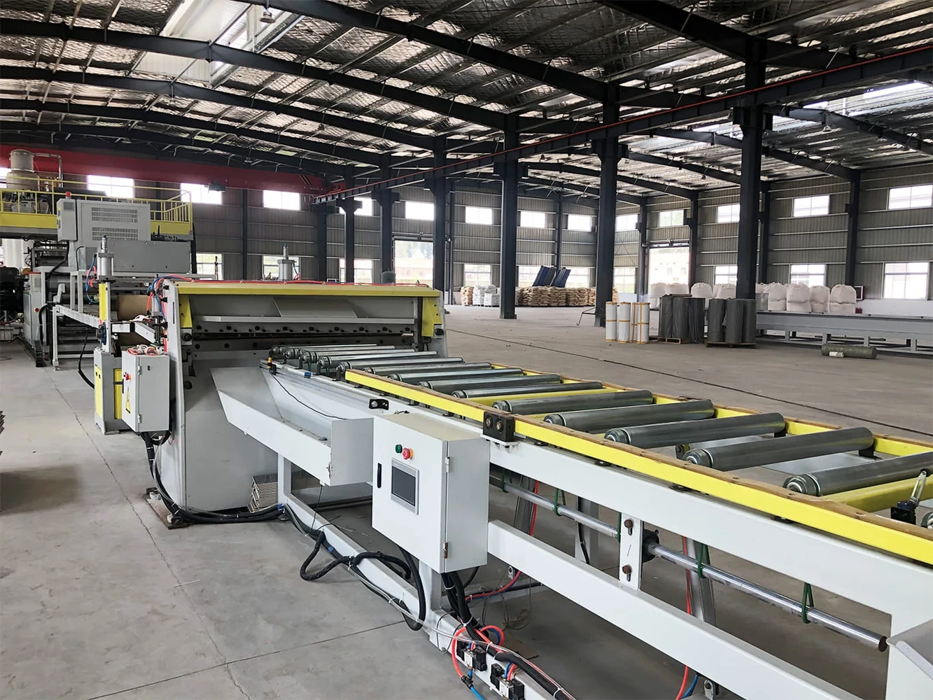 Dây chuyền máy móc hiện đại đùn phôi bên trong nhà máy Thiên Hà Floor