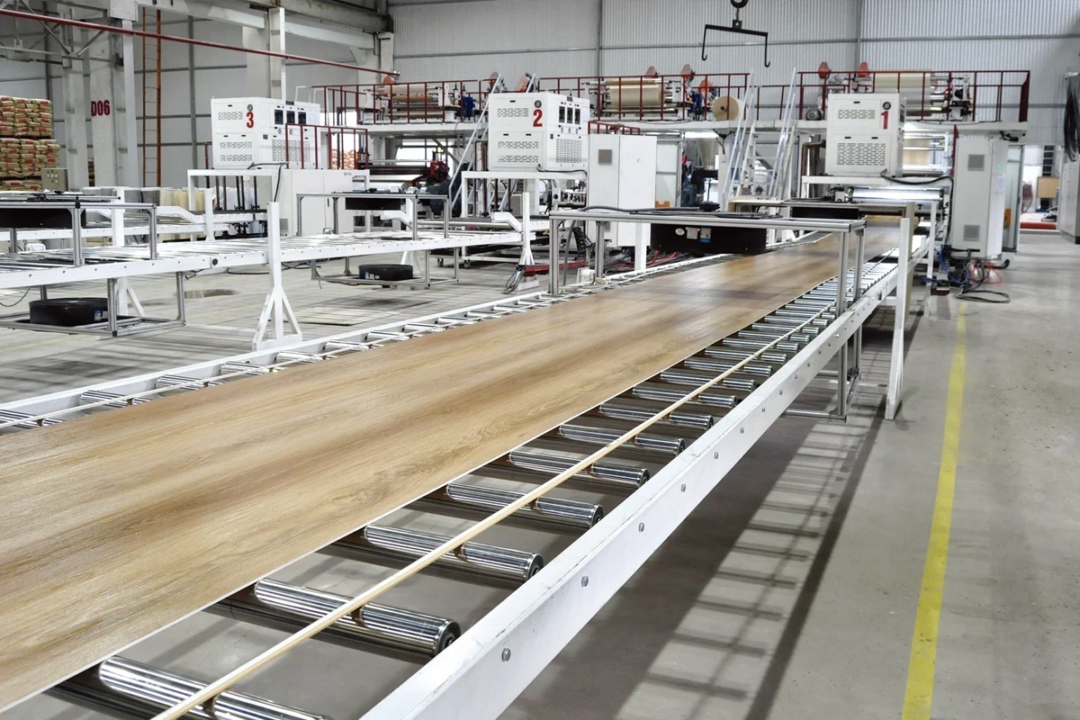 Xưởng cán phủ màng bảo vệ và vân gỗ tự nhiên sàn nhựa Thiên Hà Floor